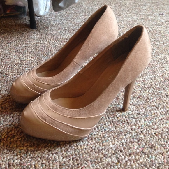Nude Pumps - Picture 1 of 4