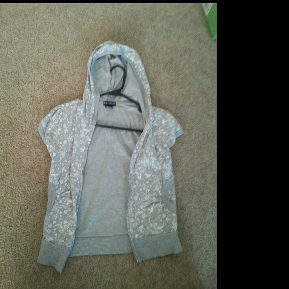 Cute grey and white pattern jacket w/ hood