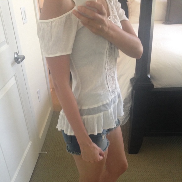 White bohemian top. - Picture 2 of 3