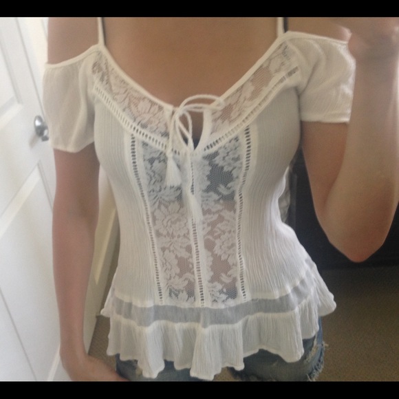White bohemian top. - Picture 3 of 3
