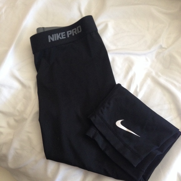 Nike Pants - Nike pro capri active leggings