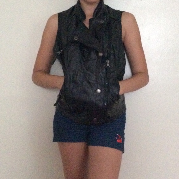 Miley Cyrus sleeve less leather jacket - Picture 1 of 3