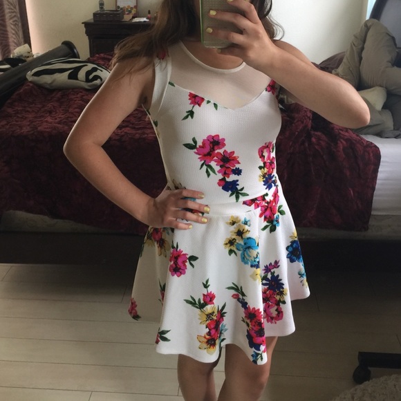 🚫🚫SOLD🚫🚫FLORAL TWO PIECE - Picture 4 of 4