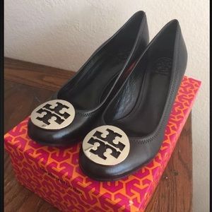 New In BOX tory burch wedge pumps 8.5 black silver