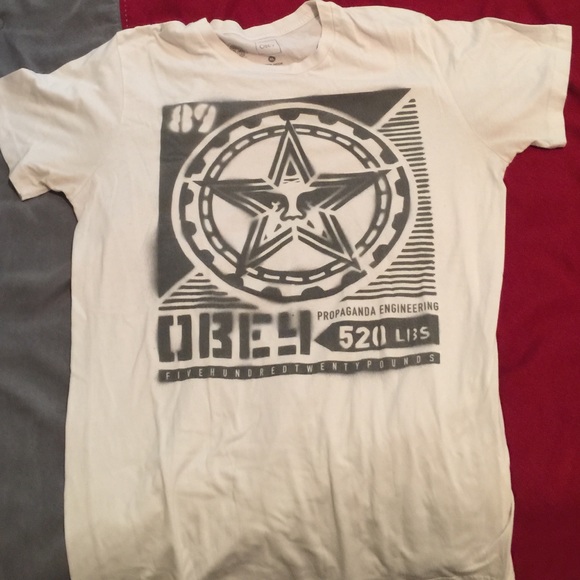 Obey tee