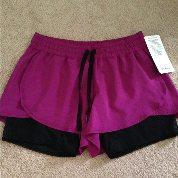 Lululemon NWT Hot to Street Short - Picture 2 of 4