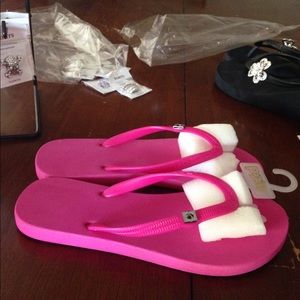Posh flop flip flop fuschia.