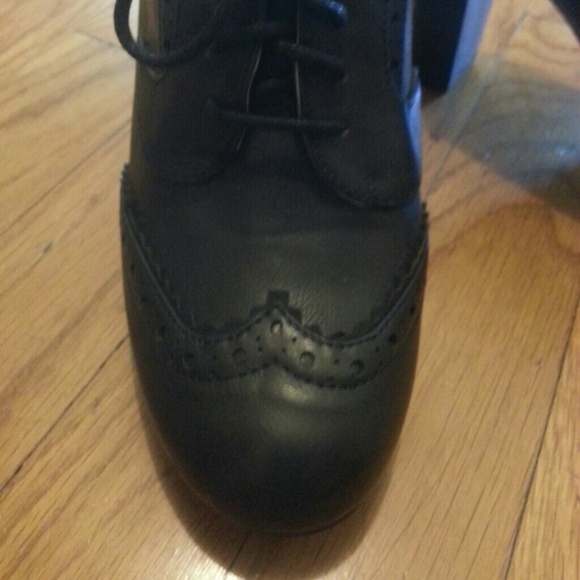 *Donated*Black Embroidered Pumps - Picture 2 of 3