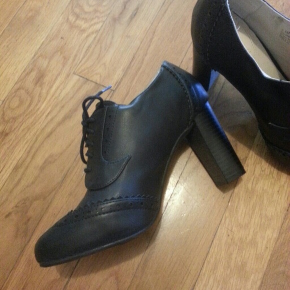 *Donated*Black Embroidered Pumps - Picture 3 of 3