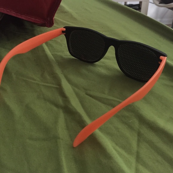 Never used cool sunglasses - Picture 2 of 2