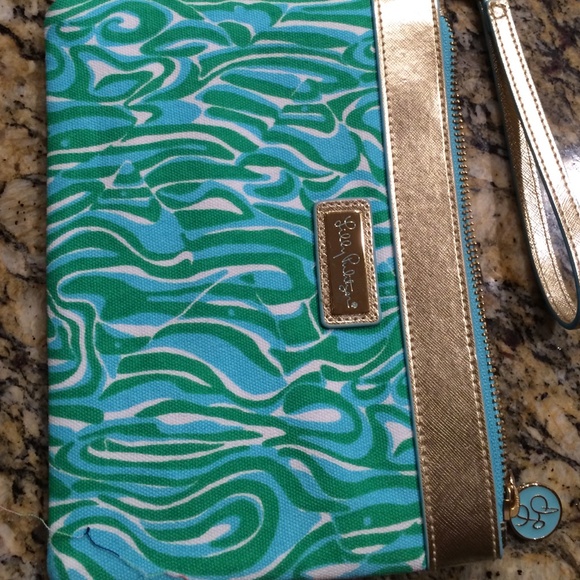NWT! Lilly pulitzer wristlet finders keepers print