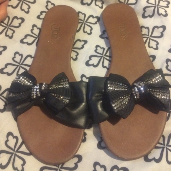 Black sandals with bow