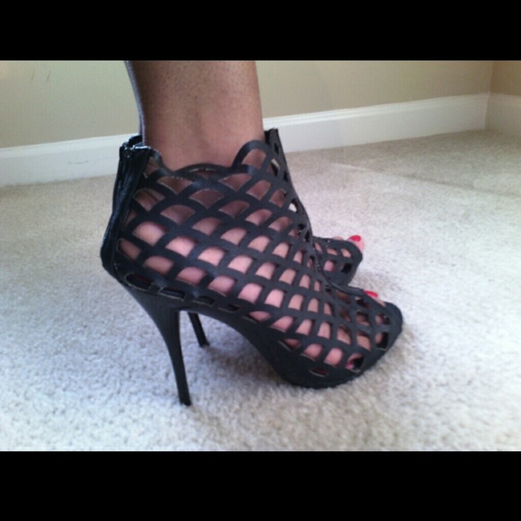 Black Fishscale Heels - Picture 2 of 3