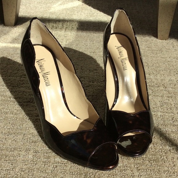 NWT $240 Neiman Marcus High Heel Peep Toe Pump 7