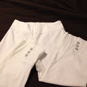 Wide waist band capris in white Cute button detail