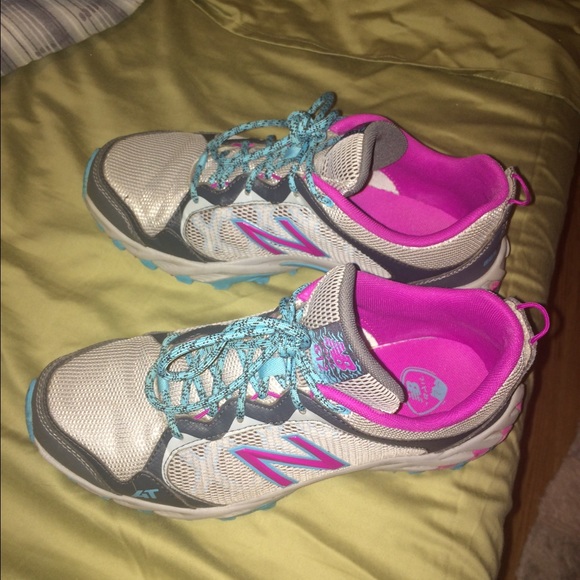 New balance size 9 1/2 women's shoe.