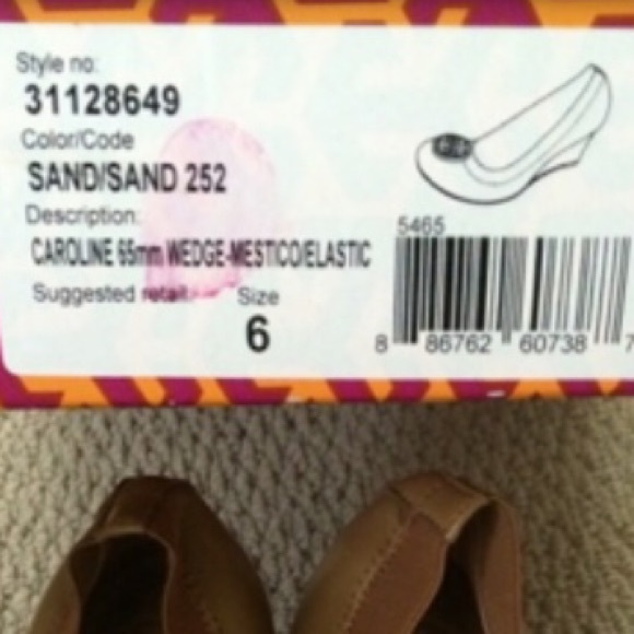 AUTHENTIC Tory Burch Caroline Wedge 6M in Sand - Picture 2 of 2