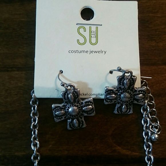 Symmetric Cross Ornate Necklace Set - Picture 4 of 4