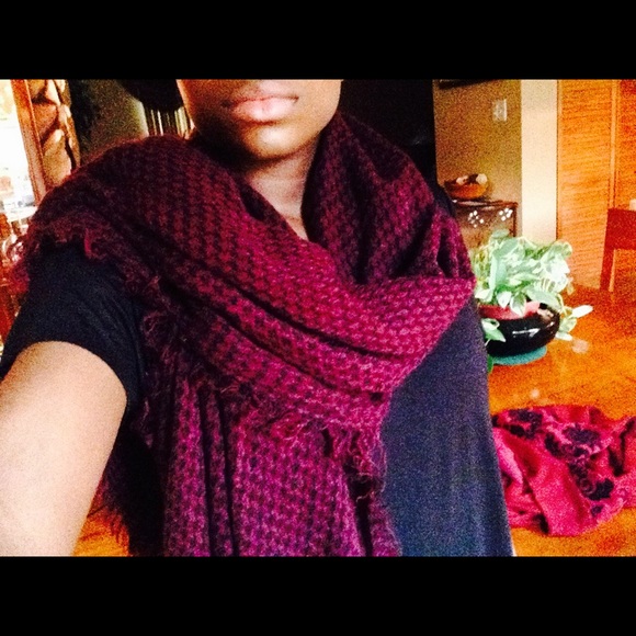 Burgundy checkered scarf - Picture 1 of 3