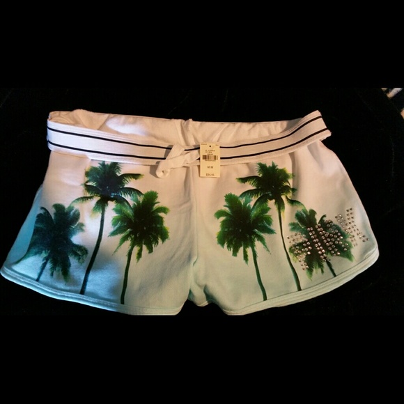 DOES ANYONE HAVE THESE NWT XS???? - Picture 1 of 4