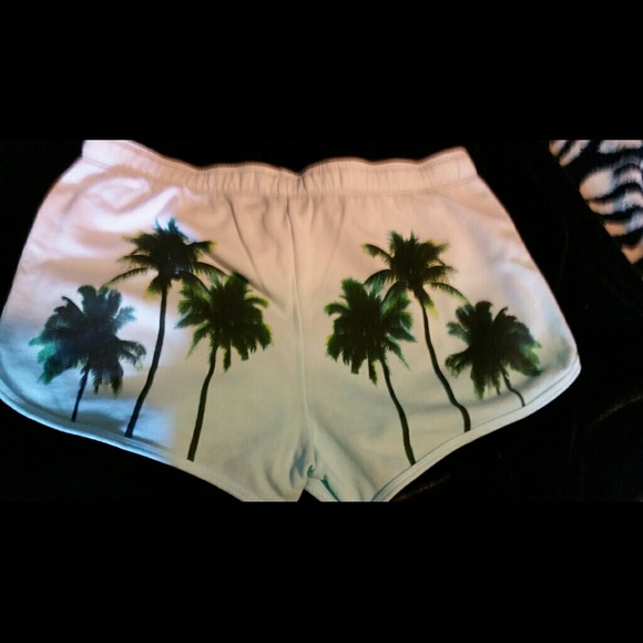 DOES ANYONE HAVE THESE NWT XS???? - Picture 3 of 4