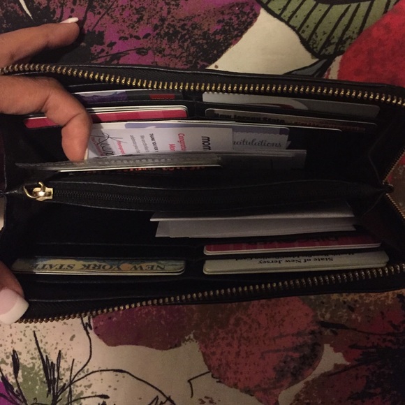 Black Michael Kors wallet - Picture 2 of 2