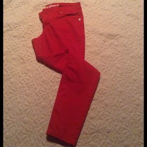 Red skinny jeans 🌹