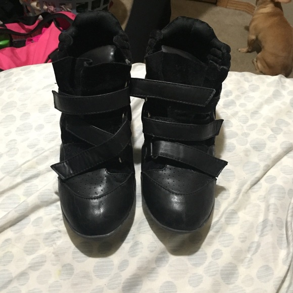Black wedges