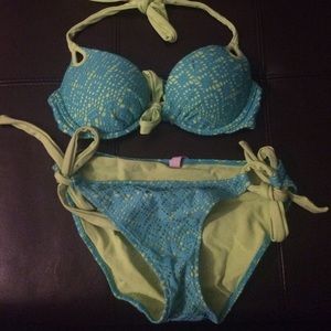 A bright bikini for summer!