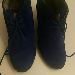 Blue tom wedges