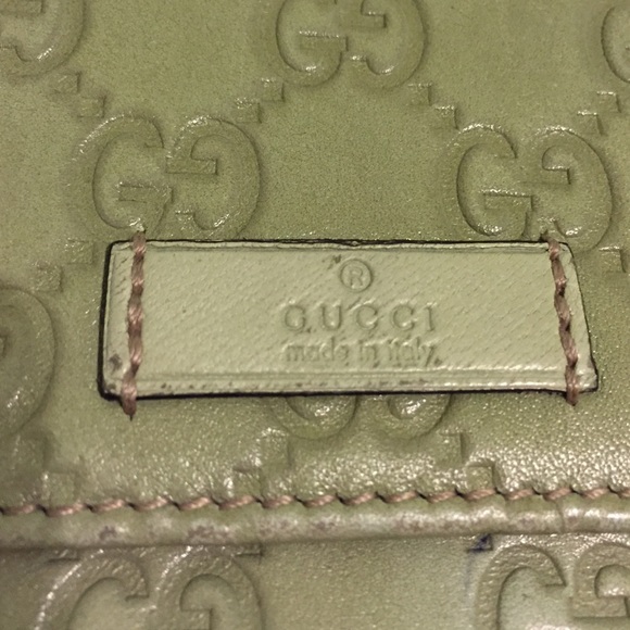 Gucci green wallet flaws