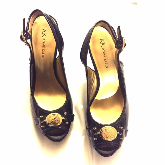 xSOLD ON MERCARIx Anne Klein black heels w/ gold