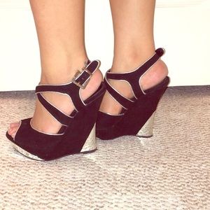 black wedges.
