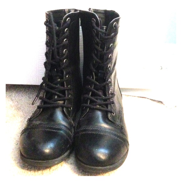 Sz 7 w black combat boots