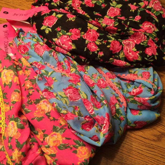 SOLD Adorable Betsey Johnson Scarf - Picture 2 of 2