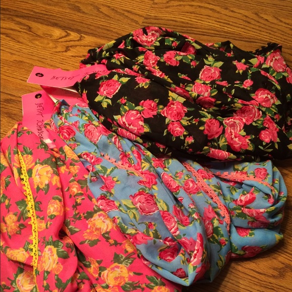 SOLD Cute Betsey Johnson Scarf - Picture 2 of 2