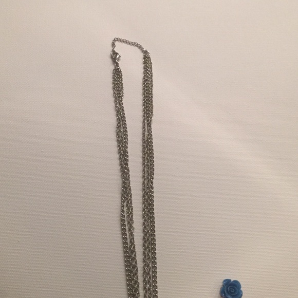 SILVER TONE NECKLACE W INTERCHANGEABLE ROSES - Picture 4 of 4