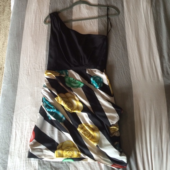 Alice + Olivia dress. Silk crepe like fabric.