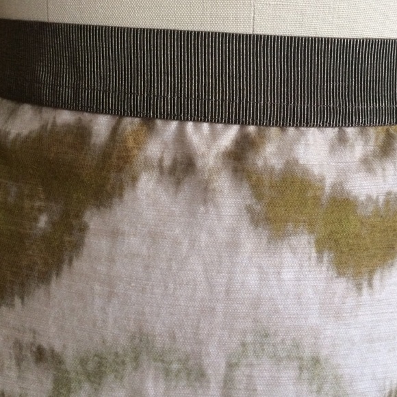 Ann Taylor Silk Skirt. - Picture 2 of 4