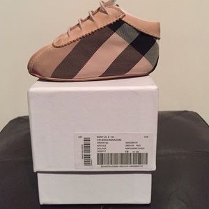 Burberry baby soft bottom shoes