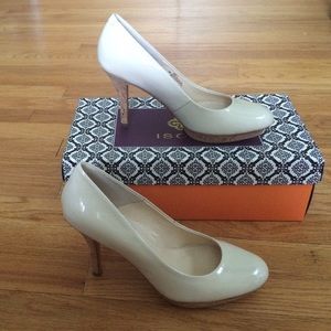 Isola Dachen 8.5 Ivory Patent Leather Pumps nwt