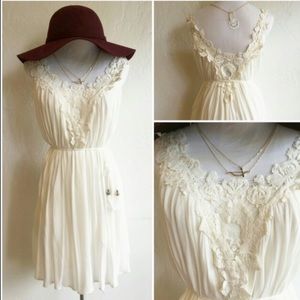 BOHO STYLE Off-white crochet neck dress w/ tie