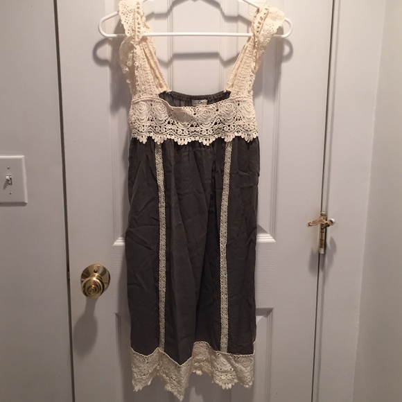 * SOLD *Adorable grey dress with lace detail!