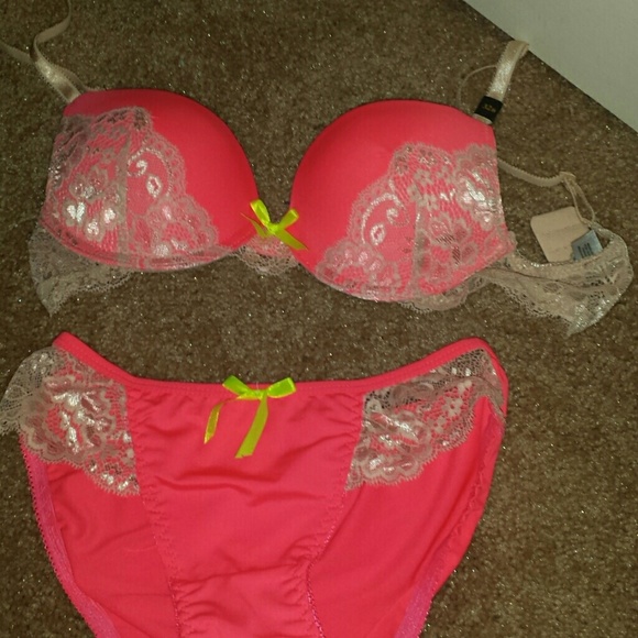 32B vs bra xs. Bottoms - Picture 1 of 1