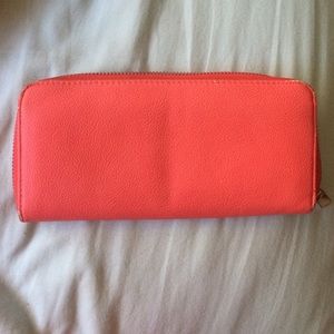 FREE W/ PURCHASE! Coral clutch!