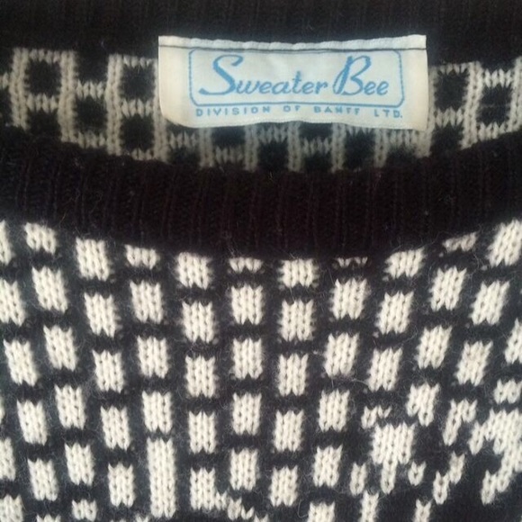 Amazing Vintage B&W Rose Sweater - Picture 4 of 4