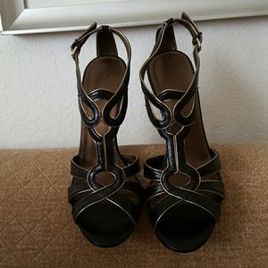 A pair of never worn heels