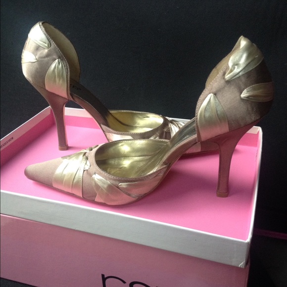 BRAND NEW- Champagne pumps!