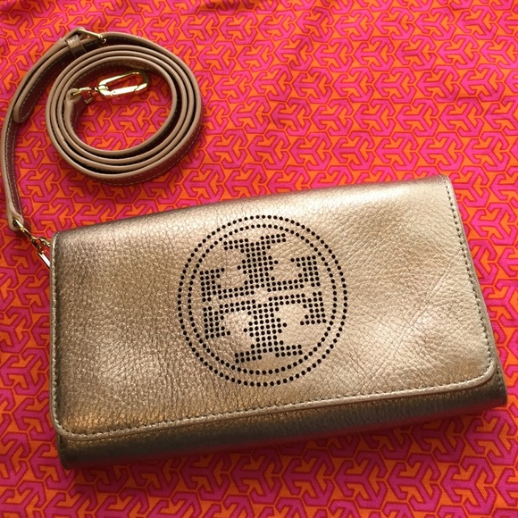 Tory Burch Handbags - Tory Burch rose gold cross body/clutch
