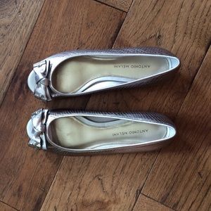 Antonio melani silver flats with cute bows